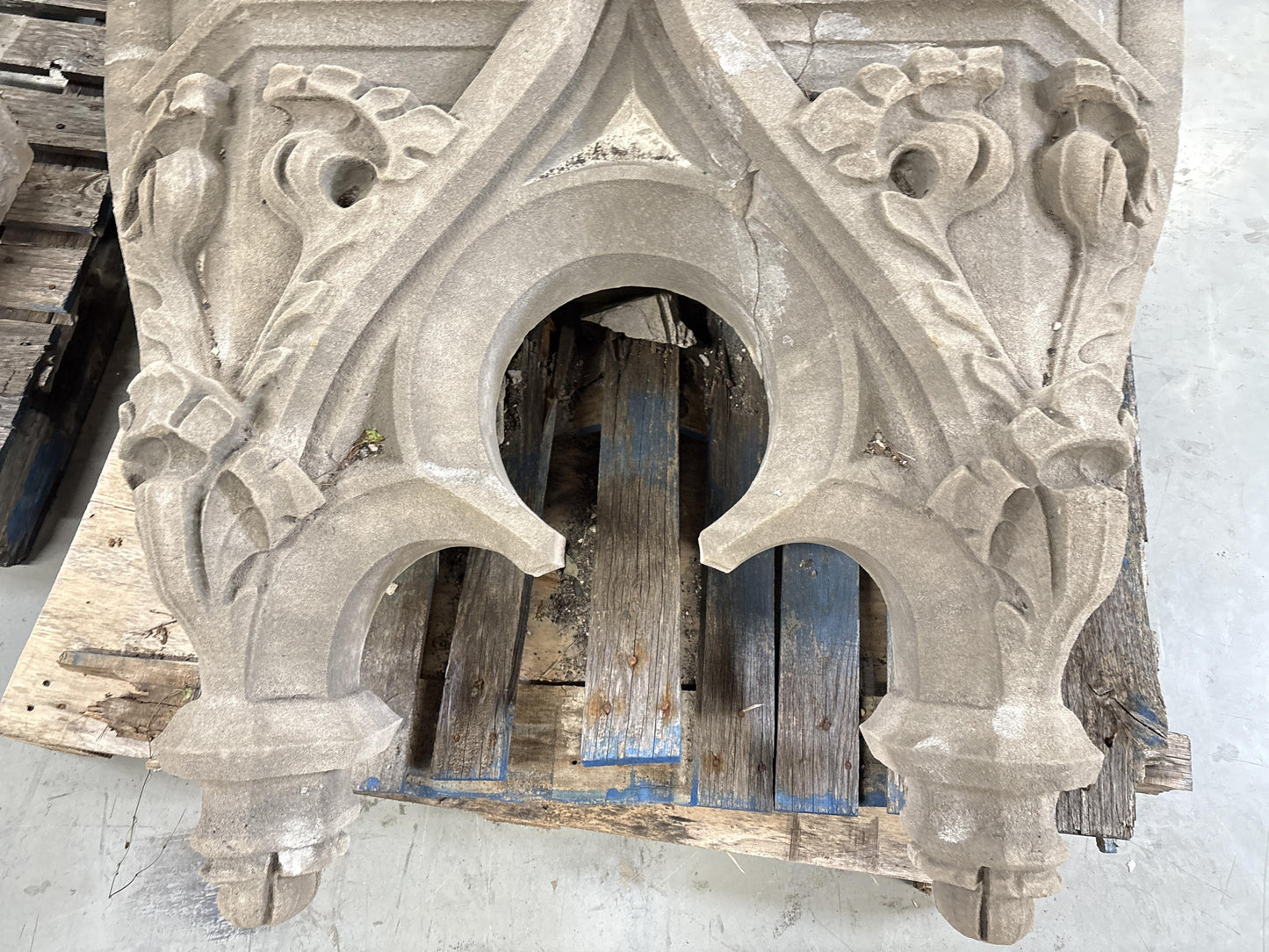 Gothic window arch pop out openwork corbel fragment; 1920s Harlem, New York, Gothic Style Architectural Limestone Facade Carving
