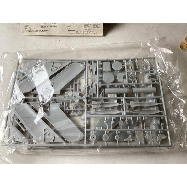 MiG-17F Lim-6Bis 1/48 Scale Model Kit