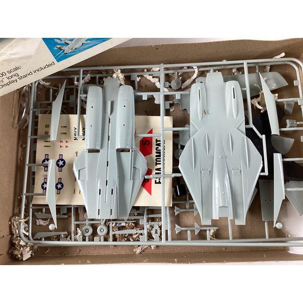 Entex Grumman F-14A Tomcat - 1/100 Scale - Display Stand Included