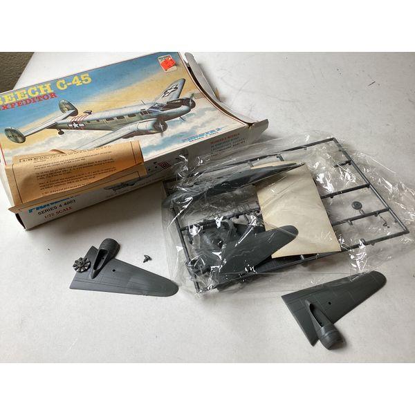 Pioneer 2 Beech C-45 Expeditor - 1/72 Scale Model Kit