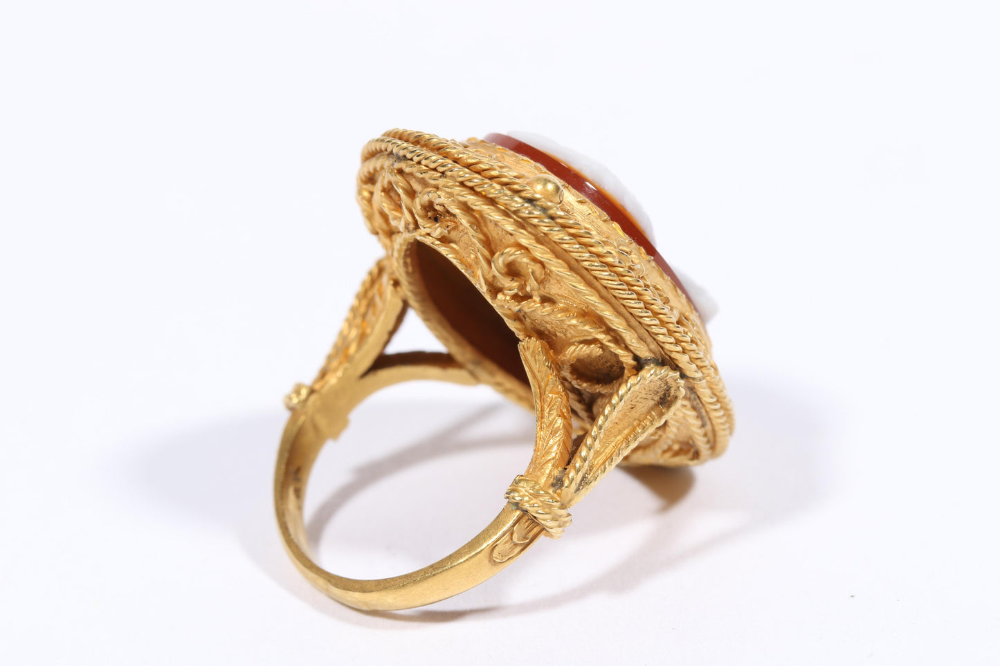 Large antique 18K yellow gold Victorian natural stone cameo ring. Ring size 6 3/4