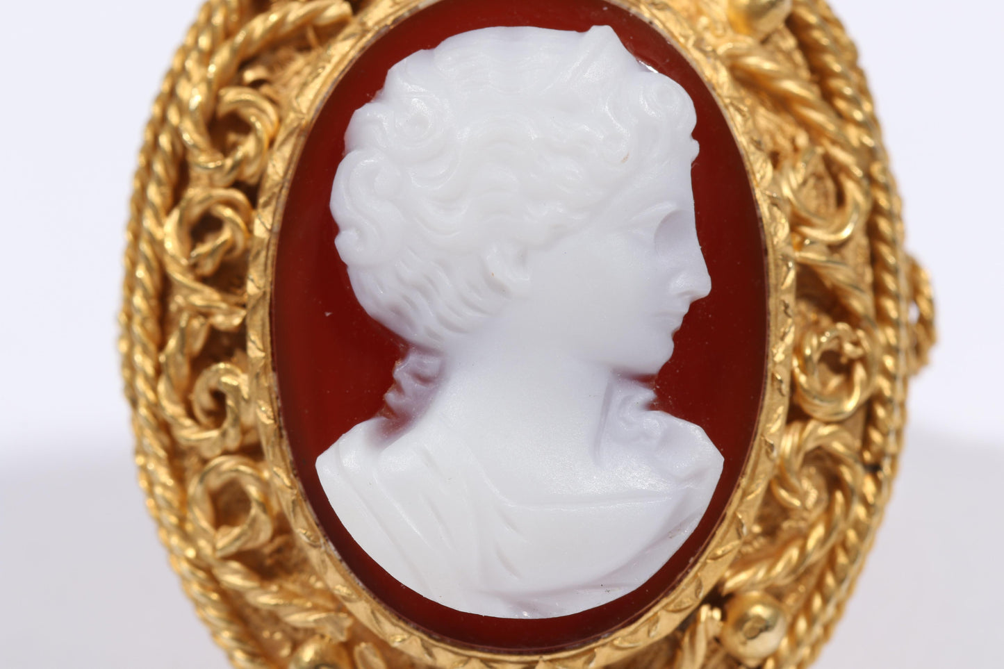 Large antique 18K yellow gold Victorian natural stone cameo ring. Ring size 6 3/4