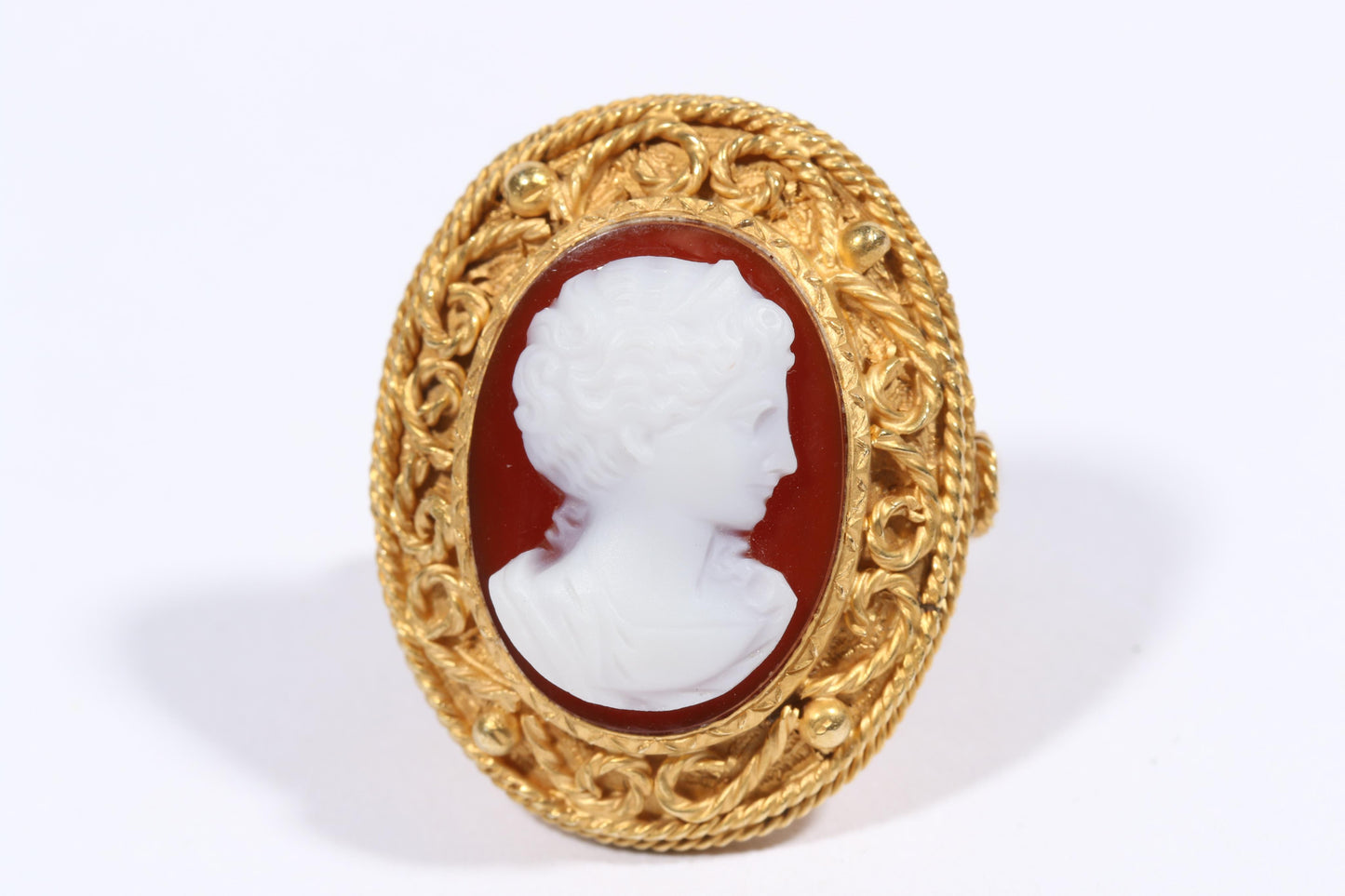 Large antique 18K yellow gold Victorian natural stone cameo ring. Ring size 6 3/4