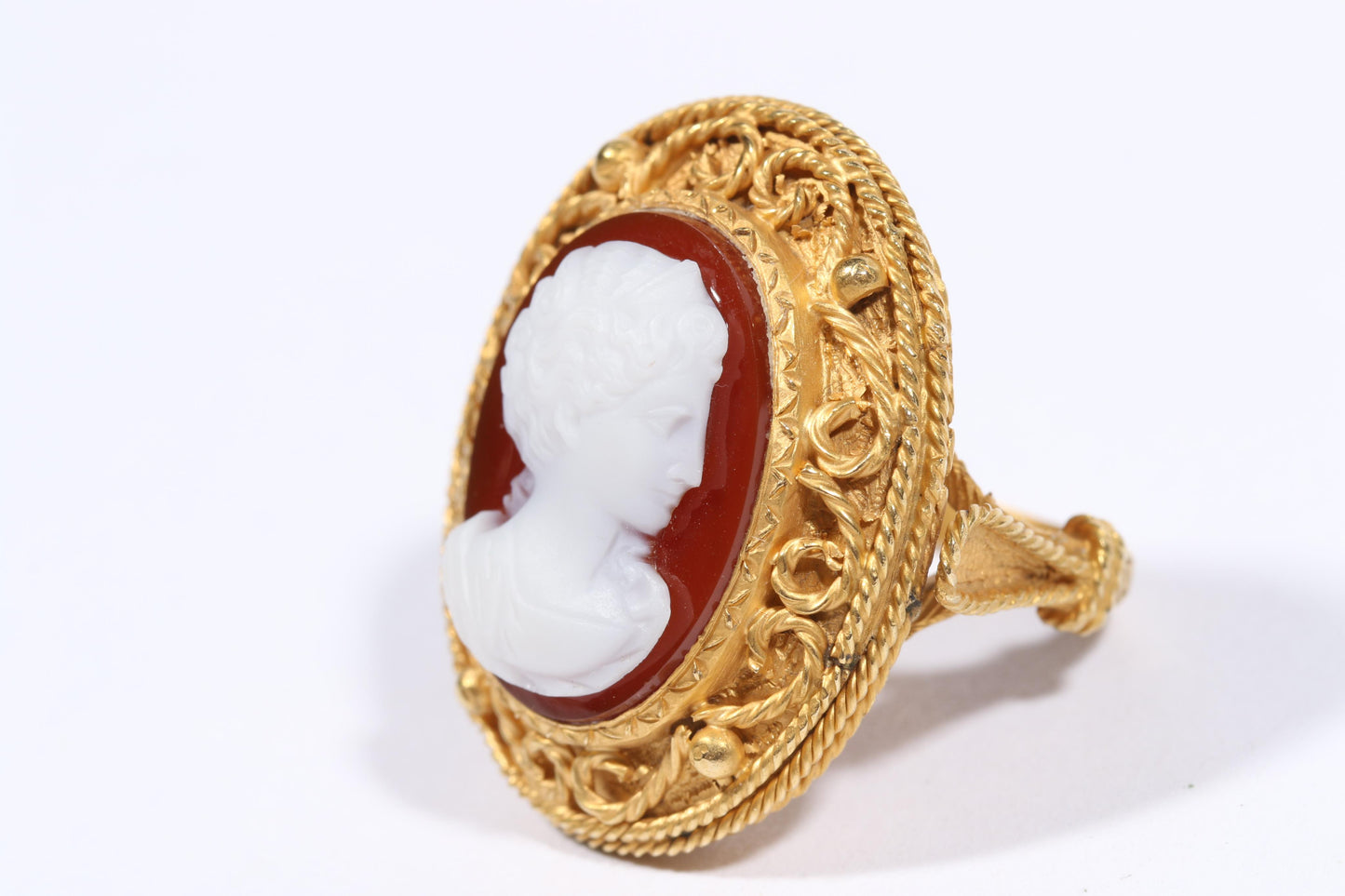 Large antique 18K yellow gold Victorian natural stone cameo ring. Ring size 6 3/4