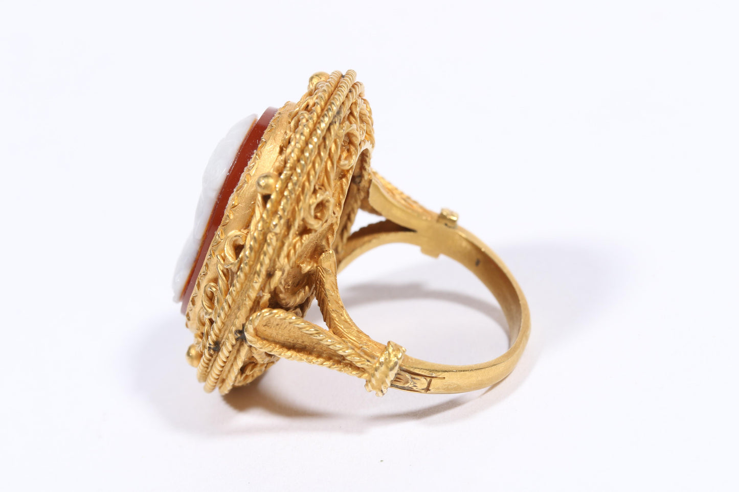 Large antique 18K yellow gold Victorian natural stone cameo ring. Ring size 6 3/4