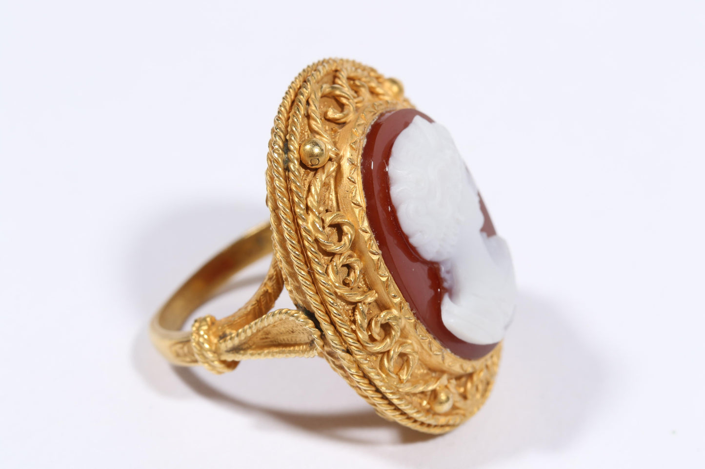 Large antique 18K yellow gold Victorian natural stone cameo ring. Ring size 6 3/4