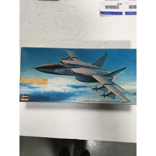 Hasegawa Mikoyan MiG-25 Foxbat - 1/72 Scale, Unassembled Model Kit, Detailed Parts