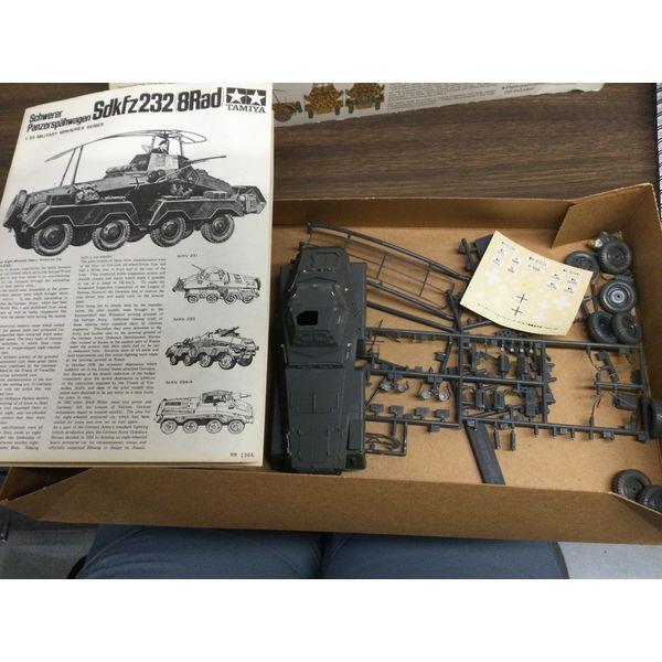 Tamiya Schwerer Panzersp??hwagen 8Rad SdKfz232 - 1/35 Scale, Heavy Armored Car, Commander Figure