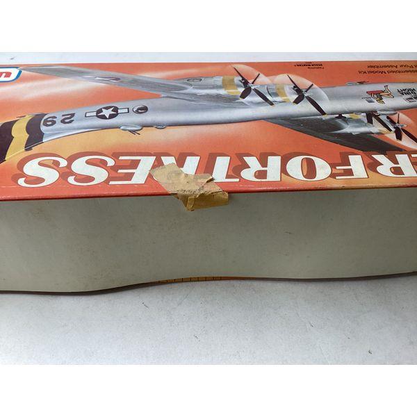 U-Airfix Superfortress Boeing B-29 Bomber - 1/72 Scale Model Kit