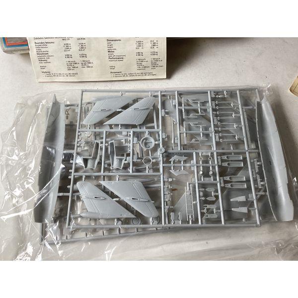 MiG-17F Lim-6Bis 1/48 Scale Model Kit